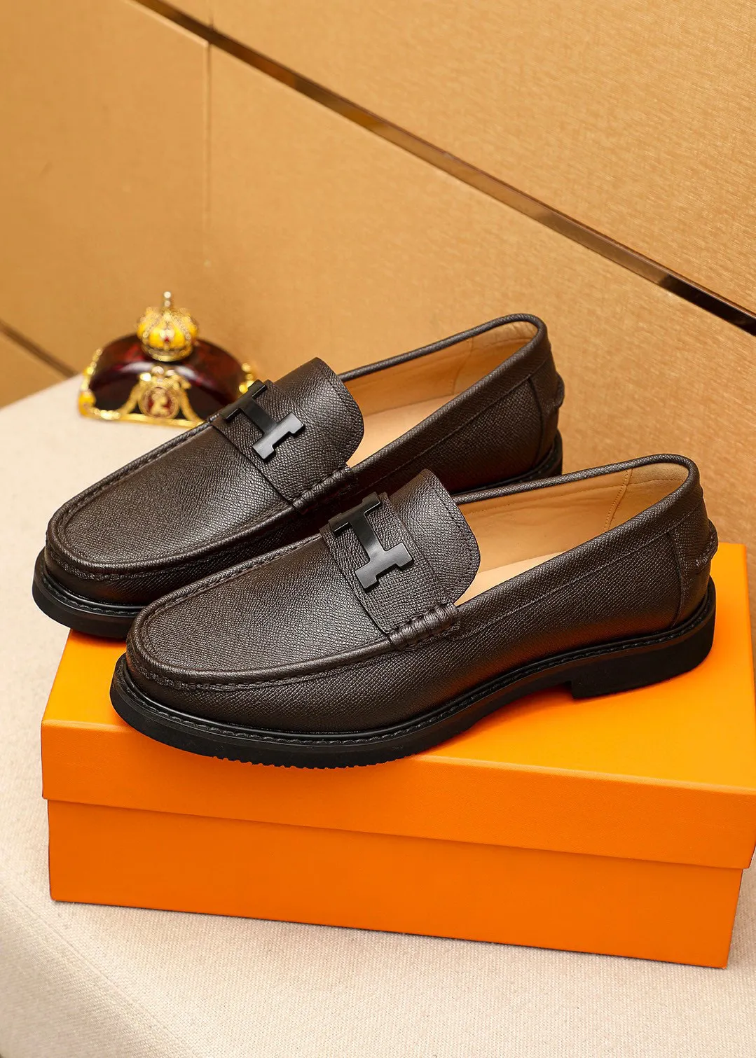 Men's shoes 💰460 💐 Product trademark: HERMES "Hermès" casual leather shoes Regular size: 39-44 (38.45🉑️customized) Product materials: Selected imported first-layer cross-grain cowhide upper + luxury hardware buckle, imported water-dyed cowhide lining. Strong three-dimensional visual effect, non-slip and wear-resistant rubber outsole Color: 4⃣️colors available